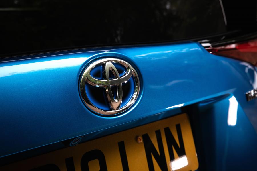 Логотип Toyota Prius 2019 года  (UK) (фото 7 из 37)